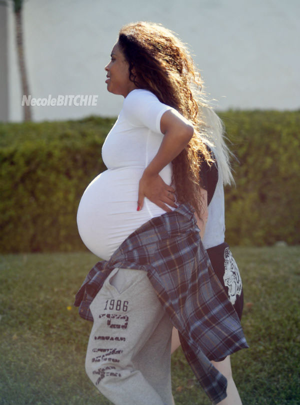 Pregnant-Ciara-Talks-A-Walk-In-Beverly-Hills_