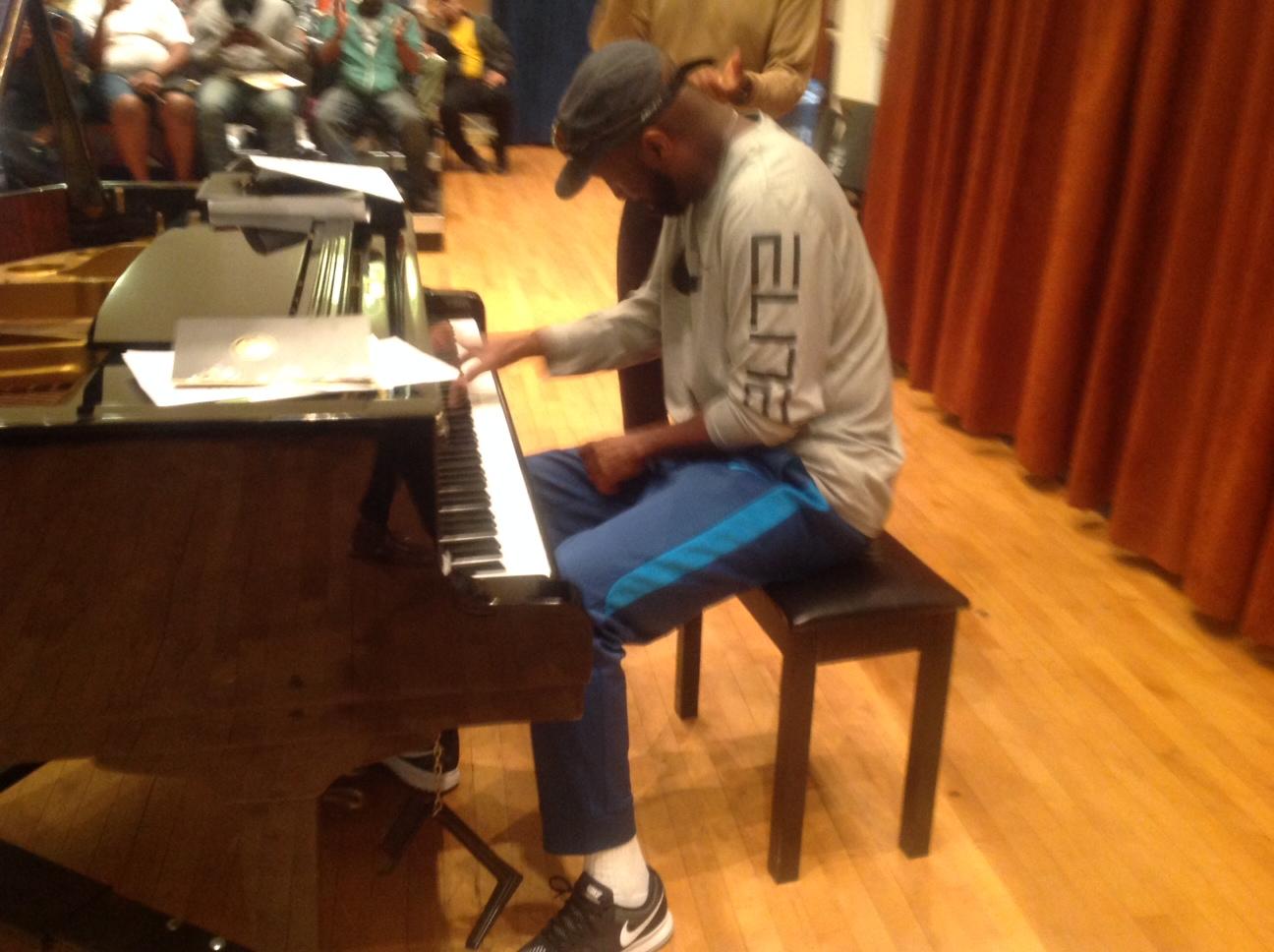 Rickey Smiley playing piano at MSU
