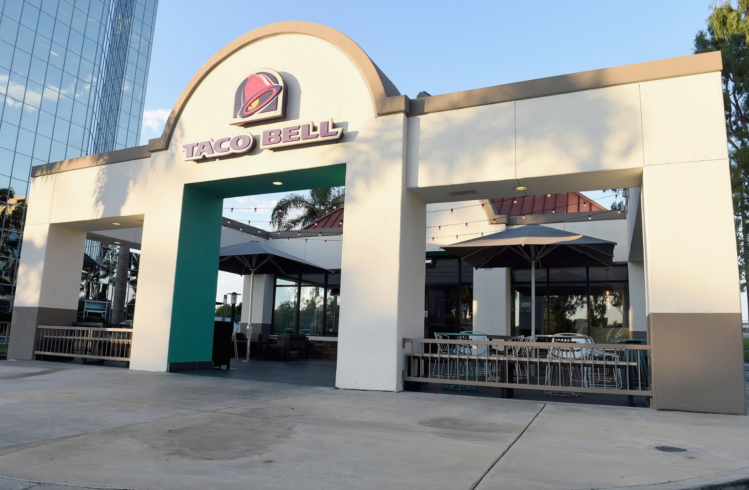 Taco Bell To Get Rid Of Drive-Thru And Start Selling Alcohol | 92 Q