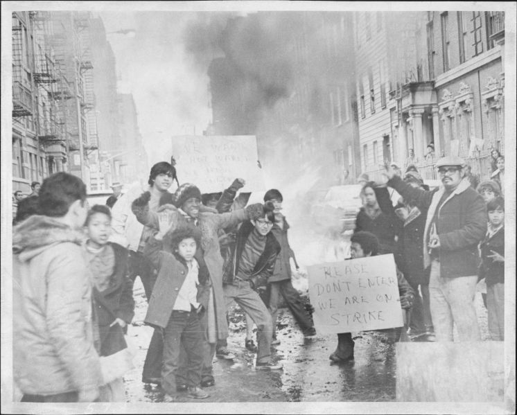 A Look Through History: 50 Powerful Protest Photos - 92 Q