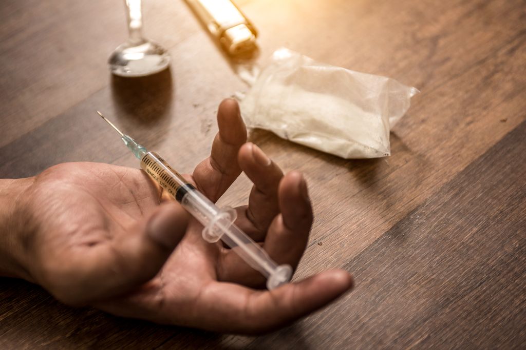 Asian men are drug addicts to inject heroin into their veins themselves
