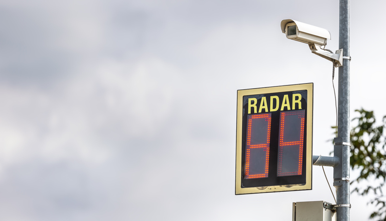 Road radar with a camera measures and signals high speed when vehicles enter the city.